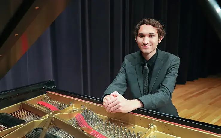 波胆平台 music student sitting at a piano